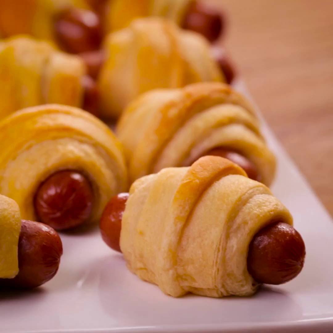 Mini Crescent Dogs (Instance 1) — Instance — Interactive video experience