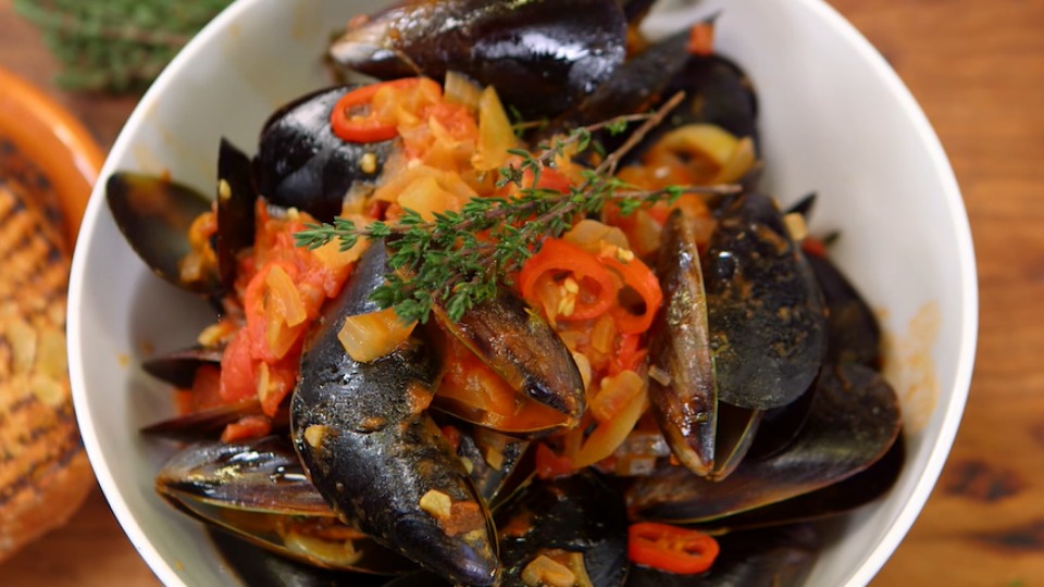 Mussels in Rich Tomato Sauce with Crusty Bread | Everyday Gourmet S5 E62 (Instance 1) — Instance — Interactive video experience