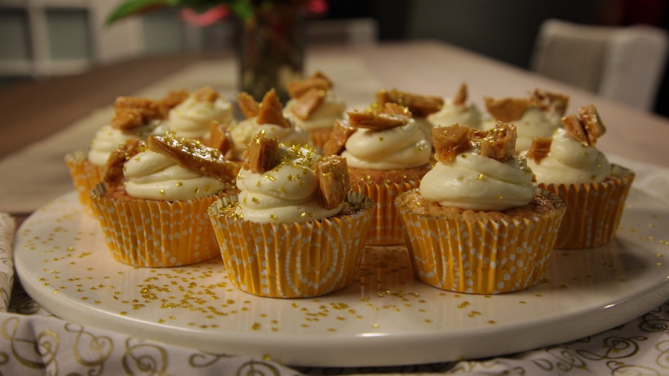 Almond Honeycomb Cupcakes - product — Instance — Interactive video experience